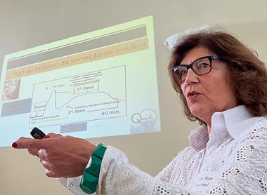 Diabetologista Walkyria apresentando slides do curso