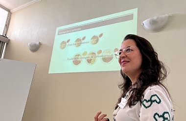 Nutricionista Thais apresentando slides do curso