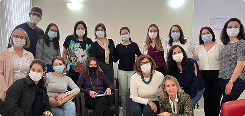 Grupo de pessoas realizando atividades educacionais da Quali Clínica Escola
